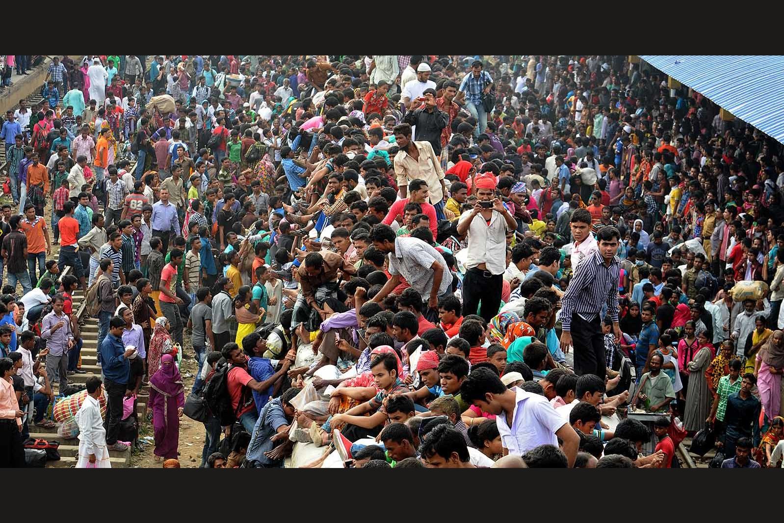 Численность народа индии. Бангладеш Дакка Железнодорожный вокзал. Толпа людей на рынке. Переполненные поезда в Индии. Много людей.