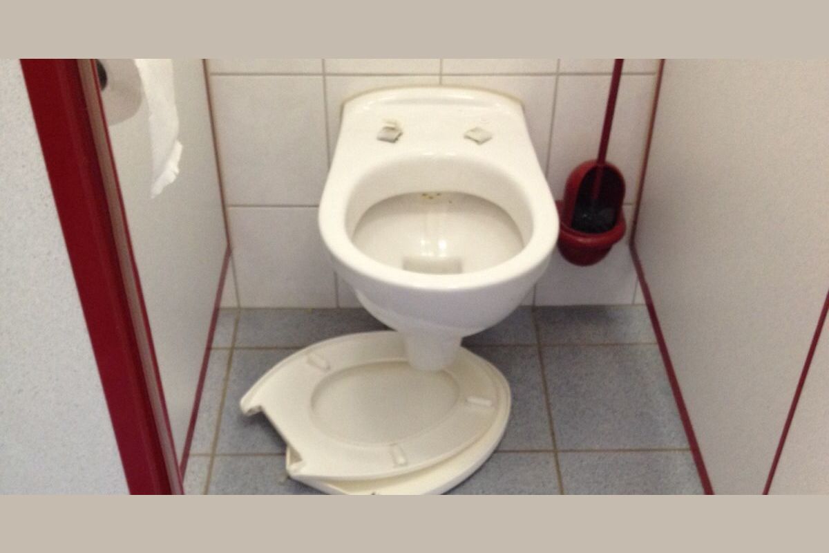 Sind Die Toiletten An Deiner Schule Auch So Eklig