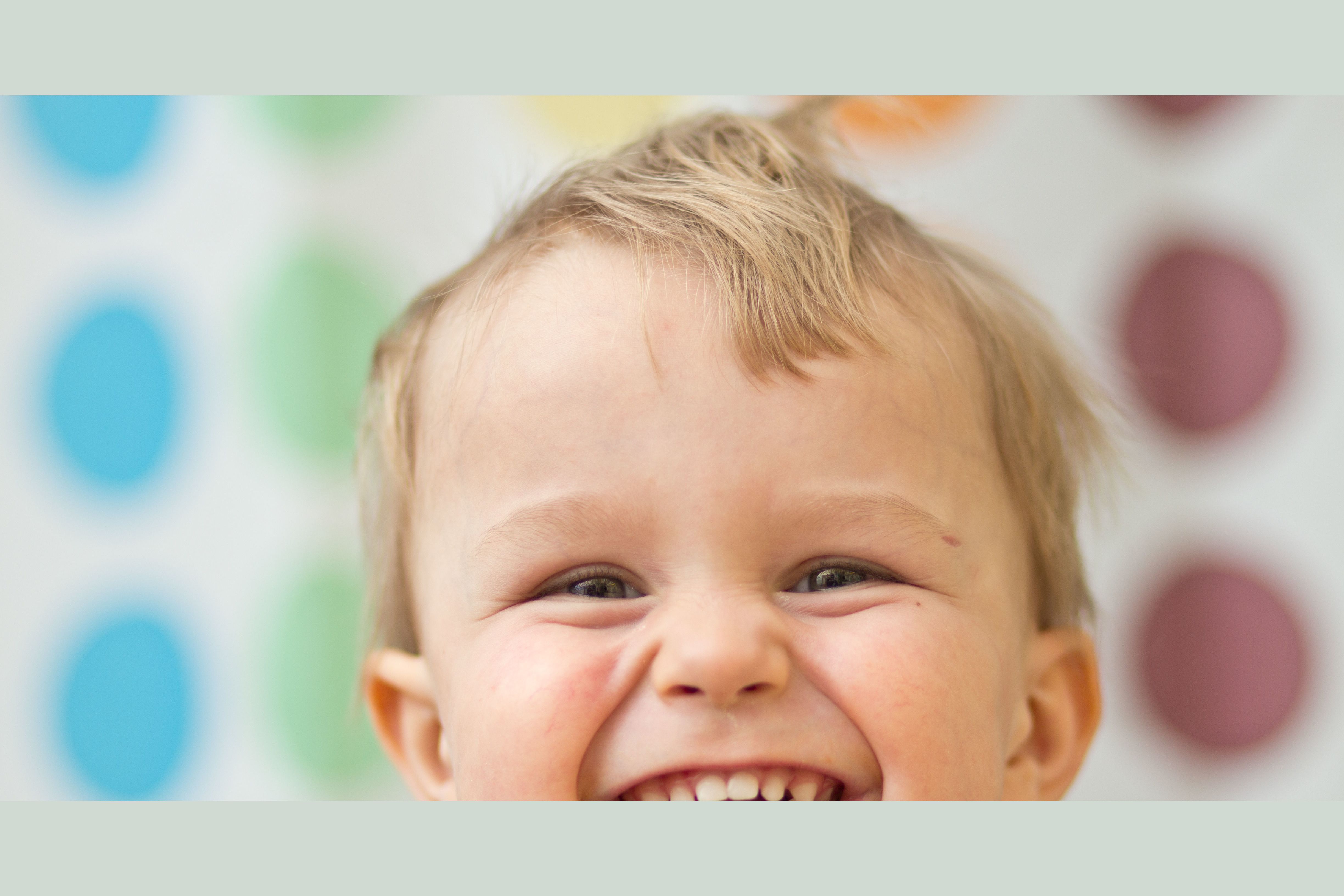 Включи детский. Boy laughing. Обконченная лицо ребенка.