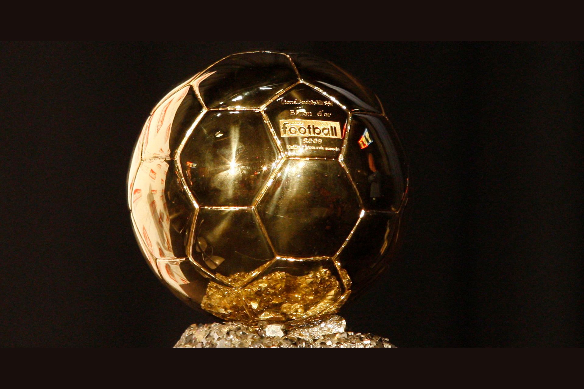 Gold ball. Золотой мяч Ballon d'or. Золотой мяч Франс футбол. Стэнли Мэтьюз золотой мяч. Золотой мяч FIFA.