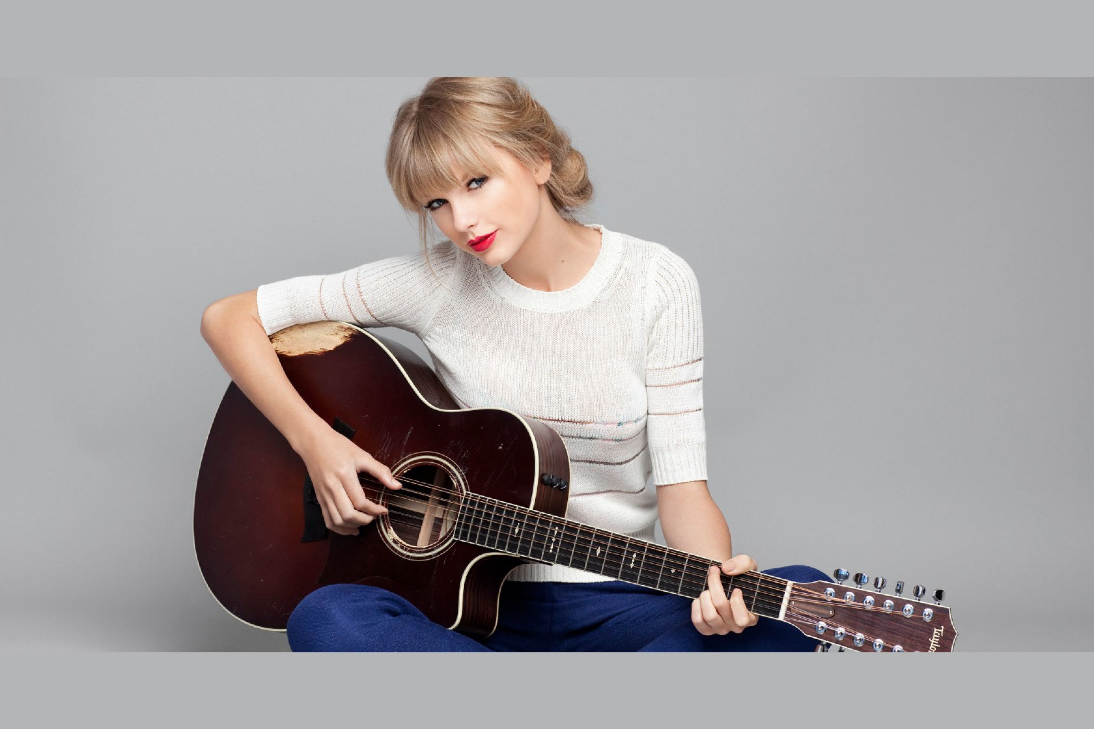 Слушать музыку гитара песни. Taylor Swift. Тейлор Свифт с гитарой. Певица Тейлор Свифт. Taylor Swift с гитарой.