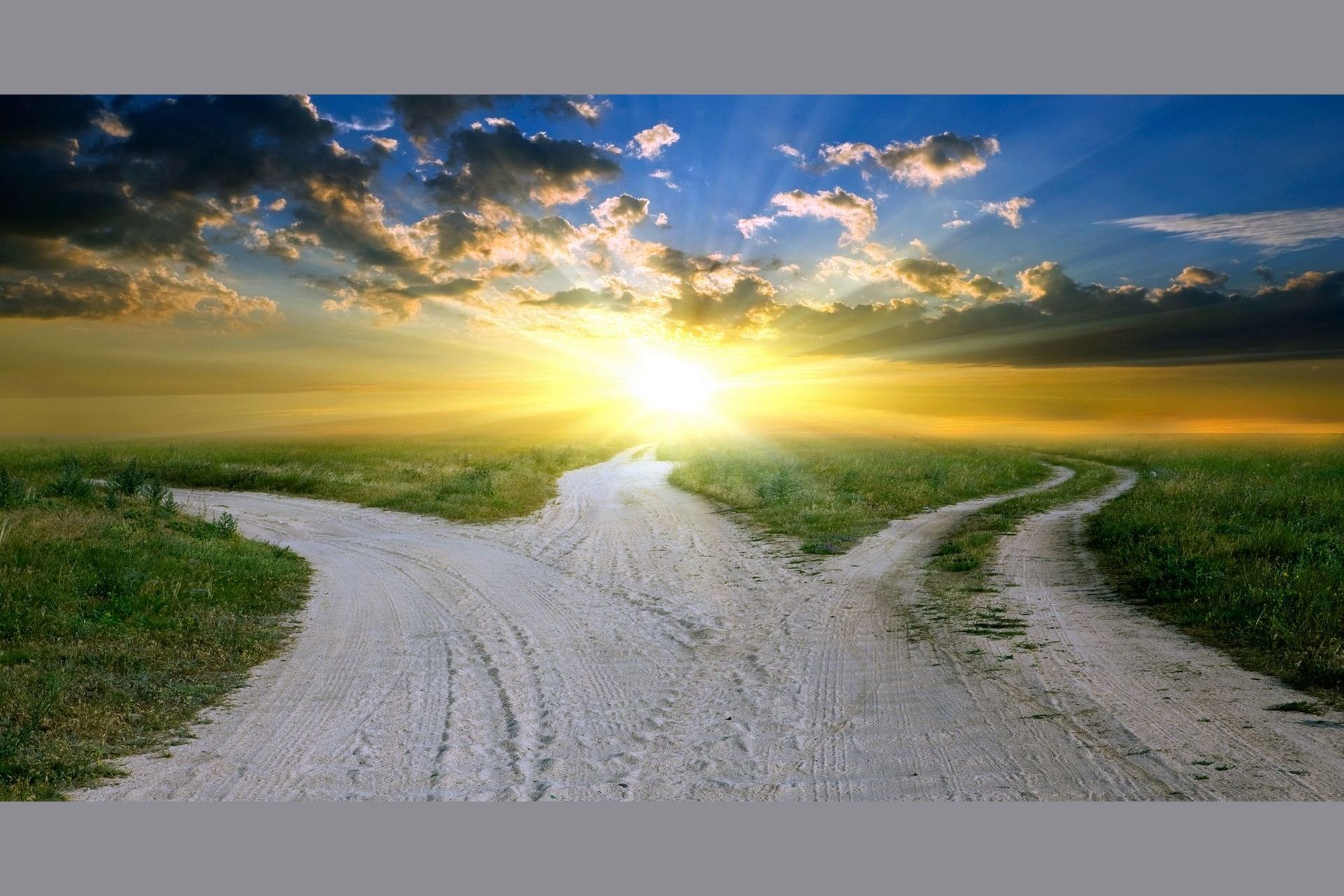Life is road. Распутье дорог. Жизненные дороги. Солнце на дороге. Развилка дорог.