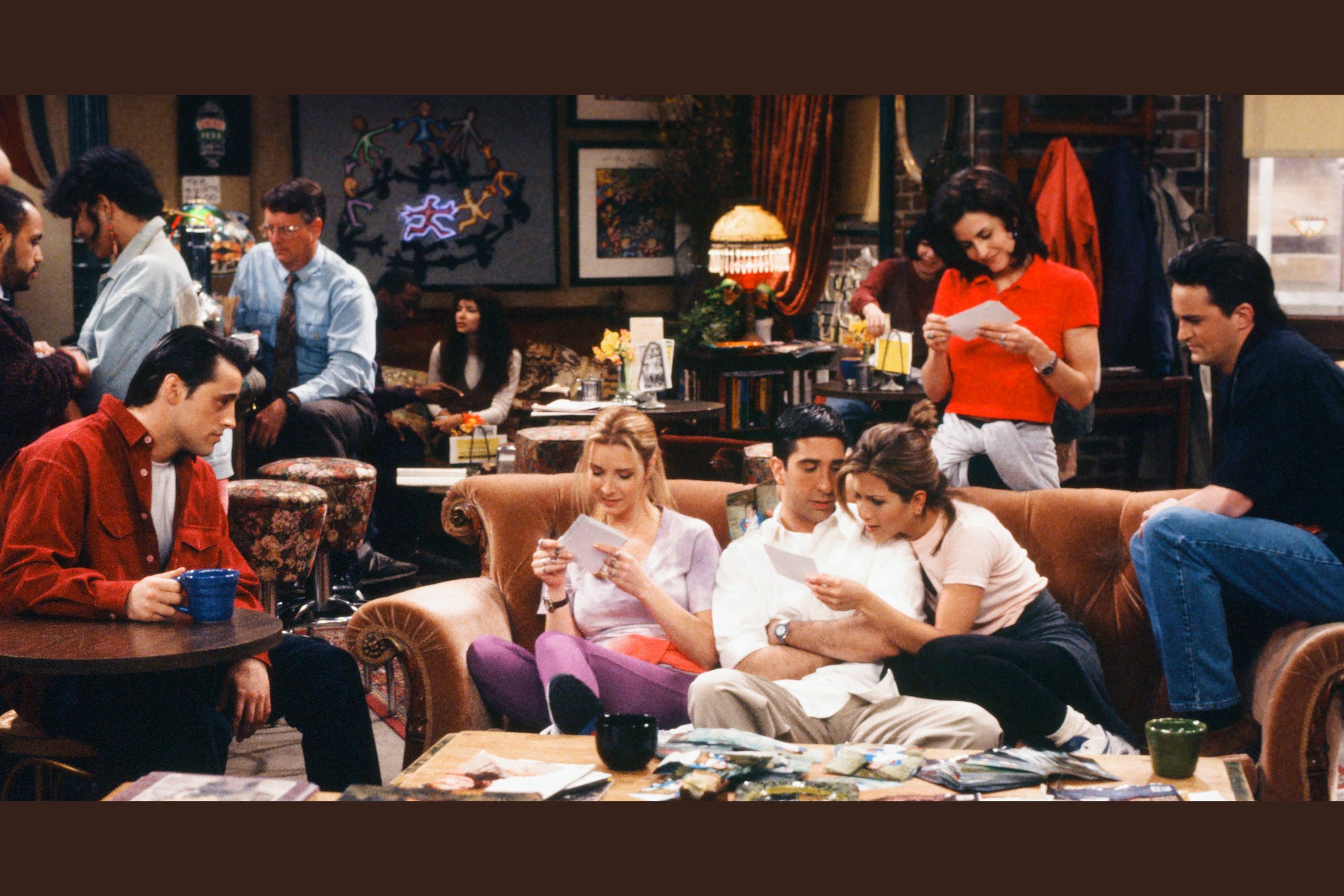 Чендлер друзья 2021. Друзья 1994-2004. Watch friends here. Чендлер и рейчел. Чендлер и рейчел.