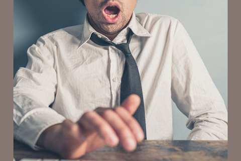 Porno bir yigitning yuziga otirdi va uning yuziga tushdi