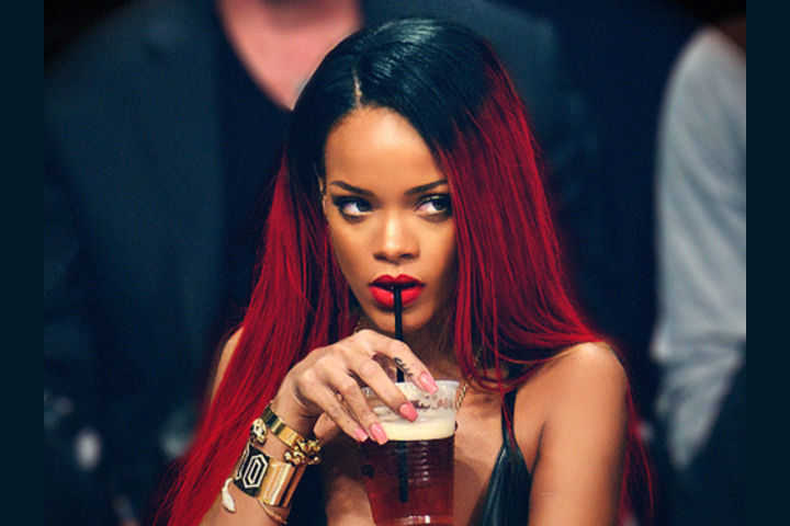 Yalangoch ayollar tasvirlangan kompyuter ekranlari Uy qurilishi qin video