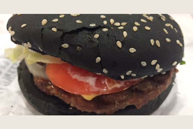 Die Schwarzen Burger Verfarben Die Kacke Von Menschen Grun Wurdest Du Das Zeug Essen