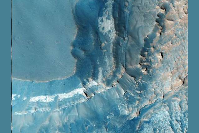 Se ubica en el borde occidental de Valle Marineris, al norte de Syria Planum. Está compuesto por grandes bloques de terreno fracturado y varios cañones.