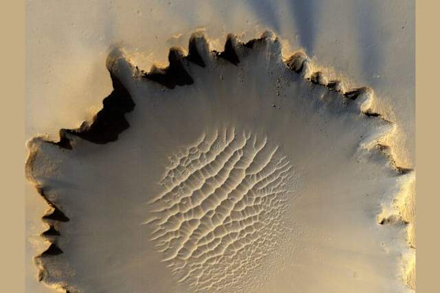 El vehículo Mars Rover Opportunity, que se desplaza por la superficie de Marte, recorrió este cráter de 730 metros de ancho localizado en la llanura Meridiani Planum.