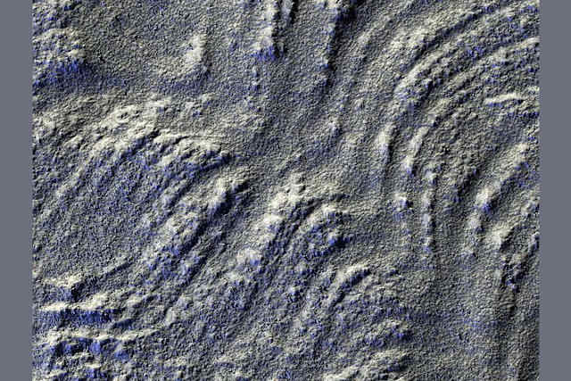 En la imagen la iluminación se disminuyó para acentuar las líneas que lo atraviesan, que se extienden desde el monte Euripus Mons
