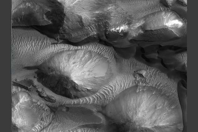 Este enorme cañón de aproximadamente 250 kilómetros de largo y 100 kilómetros de ancho, al norte de Valles Marineris, está parcialmente cubierto de dunas.