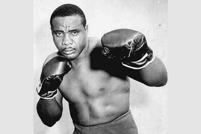Charles "Sonny" Liston (8 de mayo de 1932 – 30 de diciembre de 1970), fue un boxeador estadounidense, campeón mundial 1961-1964 de la categoría peso pesado. La International Boxing Research Organization (IBRO) lo ha clasificado entre los 10 mejores pesos pesados de la historia.Liston debutó como boxeador profesional el 2 de septiembre de 1953, noqueando a Don Smith en el primer asalto en St. Louis. Ahí realizó los primeros cinco combates de su carrera. En su sexta pelea en Detroit, Míchigan, se enfrentó a John Summerlin, que tenía un récord de 22-1. La pelea fue televisada para todos los Estados Unidos. Liston ganó ajustadamente por decisión en ocho vueltas.En su siguiente pelea volvió a derrotar a Summerlin. A continuación sufrió su primera derrota ante Marty Marshall por decisión en ocho asaltos en Detroit. Durante la pelea Liston sufrió una fractura de mandíbula.En 1955 ganó seis peleas, cinco por KO. Entre las peleas que ganó estuvo la revancha con Marshall a quien venció en seis asaltos. Una pelea de desempate con Marshall en 1956 lo tuvo como ganador por decisión en 10 vueltas, pero en mayo de ese año tuvo problemas con la ley. Fue acusado de agredir a un policía en un incidente que nunca se aclaró del todo. Tuvo que pasar 6 meses en prisión lo que le significó perder todo el año 1957 en su carrera deportiva.En 1958 volvió al boxeo ganando ocho peleas ante rivales cada vez más exigentes entre las que destacó su victoria sobre Ernie Cab. Liston acusó a los principales boxeadores del momento de evitar pelear con él.En 1959 Liston siguió cimentando su carrera. Noqueó a Mike DeJohn en seis, al retador número uno Cleveland Williams en tres y a Niño Valdés en tres.En 1960, Liston ganó cinco peleas más, incluyendo la revancha con Williams, que sólo duró dos asaltos esta vez. Otras victorias fueron sobre Roy Harris, Zora Folley y Eddie Machen.In 1961, tuvo problemas con la ley nuevamente y fue suspendido por la comisión de boxeo de Estados Unidos por la duración de un año fiscal. Ya había tenido problemas para que el campeón de ese momento, Floyd Patterson, le aceptara un desafío ya que los manejadores de éste usaban los problemas legales del retador para evadir un combate.Finalmente Liston se enfrentó a Patterson por el título en Comiskey Park, Chicago, Illinois, el 25 de septiembre de 1962. Liston se convirtió en el campeón mundial de peso pesado al noquear a Patterson en el primer asalto. En 1963 se celebró un encuentro de revancha, en Las Vegas, y Patterson fue nuevamente noqueado en el primer asalto. En su siguiente defensa en 1964 se cruzó en su carrera un jovencísimo Cassius Clay (Muhammad Ali) quien le arrebató la corona mundial de los grandes pesos por abandono en el séptimo asalto. Y volvió a perder en la revancha en el primer asalto.