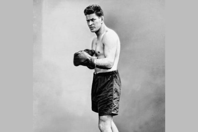 James José Tunney, Gene Tunney para el mundo del boxeo, fue un boxeador estadounidense nacido el 25 de mayo de 1897 en la aldea de Greenwich, Connecticut. Sus padres pertenecían a la clase obrera, y Tunney se crio en las calles de Nueva York. Cuando se sintió atraído por el boxeo, lo ensayó en el gimnasio local.Para luchar en la Primera Guerra Mundial se alista en la marina de Estados Unidos. La guerra le da oportunidad de empezar a ser alguien el mundo del boxeo, ya que en 1919 ganó en París el campeonato de semipesados de la expedición norteamericana.A su vuelta a Estados Unidos en 1919, se enfrenta a fuertes contrincantes, como Tommy Loughran o Georges Carpentier con victorias en todas sus peleas.La que sería la única derrota de su carrera se produjo el 23 de mayo de 1922 frente a Harry Greb, perdiendo el título de campeón de los semipesados que había arrebatado a Levinski. Recuperó el título en la revancha, y aún se enfrentó 3 veces más en su carrera con Greb, venciendo en todas ellas. En escritos que dejó sobre estas peleas, Tunney aseguró que Greb había sido su rival más encarnizado, y que le horrorizaba pensar en el primero de sus combates, el que perdió. Realmente, fue aquél un combate salvaje, en el que Tunney ya desde el primer asalto fue en inferioridad, ya que su contendiente le fracturó la nariz y le infligió golpes en los ojos que le privaron de parte de la visión el resto del combate. A día de hoy un combate de estas características sería detenido en el primer asalto, pero en aquella época, Tunney aguantó en esas condiciones la friolera de 14 asaltos.En la categoría de los pesados, el campeón Jack Dempsey tenía firmado un compromiso para poner su título en juego ante Greb, pero el promotor de Dempsey no quería esta pelea, por lo que le dio la oportunidad a Tunney.El 23 de septiembre de 1926 se celebra la pelea en el Sexquicentennial Stadium de Filadelfia. Las apuestas estaban 3 a 1 a favor de Dempsey, y ningún aficionado sensato daba nada por Tunney. Pero Tunney se alzó vencedor por puntos en 10 asaltos, en una decisión inapelable, ya que al menos 8 asaltos los ganó con gran claridad. Lo que todo el mundo calificó de gran sorpresa, no debió de haberlo sido tanto. El serio Tunney, con entrenamiento y sacrificio constante, y supliendo sus carencias con inteligencia y deseos de triunfo, venció a Dempsey, que desde que era campeón mundial llevaba vida disipada, se entrenaba poco o nada, y lo fiaba todo a sus glorias pasadas.La revancha se celebró el 22 de septiembre de 1927, en uno de los combates más célebres de la historia del boxeo, y que se conoce como el de "la cuenta larga". En el séptimo asalto, Dempsey logró tumbar a Tunney. En vez de retirarse al rincón neutral para que el árbitro Dave Barry contase, según establecía una nueva regla (todavía vigente), Jack Dempsey no reaccionó de manera ágil y perdió 7 segundos en lo que se iba a la esquina neutral, tiempo que unido a los 10 de la cuenta permitió a Tunney recuperarse, retomar el combate y volverlo a su favor para volver a vencer nuevamente a Dempsey por decisión en 15 asaltos. Aun así, siempre quedará la duda sobre el arbitraje en ese combate, ya que al árbitro Dave Barry se olvida de aplicar esa misma regla cuando inicia con decisión una cuenta con Dempsey en el suelo, pero esta vez sin que Tunney se encontrara en la esquina neutral.Después de una defensa más, exitosa, en 1928 se retira del boxeo, dejando el título vacante. Había disputado un total de 67 combates profesionales, con 65 victorias, 1 derrota y 1 combate nulo.Hombre serio y cuidadoso, tal y cual lo había sido durante su vida boxística, invirtió sus ganancias boxísticas en negocios, que llevó exitosamente durante el resto de su vida. Fallecíó el 7 de noviembre de 1978.En 1990 fue incluido en el Salón Internacional de la Fama del Boxeo.