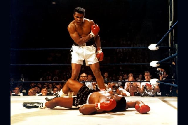 Muhammad Ali o Mohamed Ali, nacido Cassius Marcellus Clay (Louisville, Kentucky, EE. UU., 17 de enero de 1942), es un exboxeador estadounidense. En su etapa amateur logró la medalla de oro en los Juegos Olímpicos de Roma 1960, y como profesional ganó el título de campeón indiscutido de la categoría de los pesos pesados en 1964 a la edad veintidós años, el cual recobraría diez años después. En 1978 se agenció otro cetro de campeón, por lo que se le considera el primero en ostentar por tres ocasiones un título mundial en dicha categoría.Se caracterizó por su estilo de boxeo alejado de la técnica tradicional, aunque era un conocedor del deporte y de sus contrincantes.Fue dirigido la mayor parte de su carrera por el entrenador Angelo Dundee, y sostuvo memorables combates contra los más renombrados pugilistas de su tiempo, como Sonny Liston, Joe Frazier, George Foreman y Ken Norton; y seis de sus peleas han sido consideradas como las mejores del año por la revista The Ring. Otra de sus características más reconocidas ha sido la de verter opiniones irreverentes sobre diversos temas, así como los pronósticos de sus contiendas.Fuera del cuadrilátero, Muhammad Ali se erigió como una figura con influencia social desde los años 1960 cuando se opuso a su reclutamiento por parte de las fuerzas armadas de su país durante la Guerra de Vietnam, declarándose objetor de conciencia y pese al rechazo de los defensores del nacionalismo estadounidenseFormó parte de la organización religiosa de la Nación del Islam y, aunque se ganó detractores por su conducta independiente de los estereotipos sobre los afroamericanos, a partir de los años 1970 consiguió el respeto como figura deportiva de renombre mundial, especialmente tras su pelea contra George Foreman En el ocaso de su carrera profesional, empezó a dar muestras de desgaste físico y después de su retiro ha padecido de la enfermedad de Parkinson.Entre los numerosos reconocimientos recibidos se encuentran la Medalla Presidencial de la Libertad; el ingreso al Salón Internacional de la Fama del Boxeo; el título de «Rey del Boxeo» por parte del Consejo Mundial de Boxeo; y «Deportista del Siglo XX» por Sports Illustrated y la BBC, entre otros.