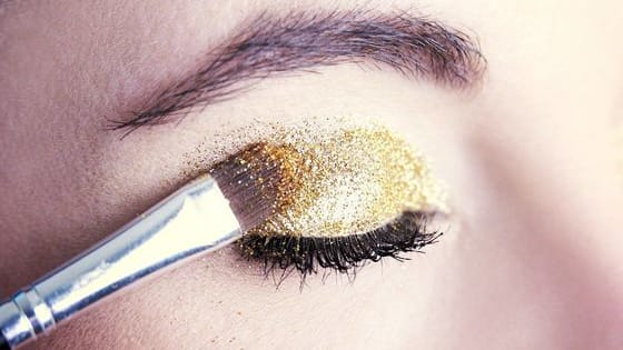 Check out these easy peasy make-up hacks that will make your mornings much easier.