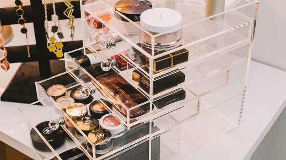 Makeup, jewelry and every other tiny item that we all use everyday should be well kept and wisely organized.