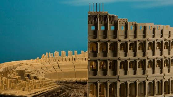"Brick by Brick" es una espectacular exposición del Museo de la Ciencia y la Industria de Chicago, en la que se muestran las construcciones con Legos, hechas por Adam Reed Tucker.