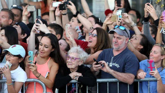The following photo was taken at the premier of the film "Black Mass" in Brookline, Mass. and it's gone viral! In an age where people are so busy looking at their screens to notice what's going on in front of them, this cute old lady reminds us how nice it can be to stop and live in the moment!