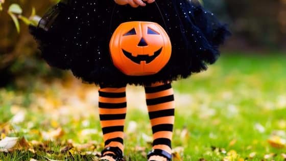 A dad recently gave candy to plane passengers so they could give it to his daughter who was missing out on trick-or-treating. Would you give the treat to the three-year-old or play a trick and keep it for yourself?