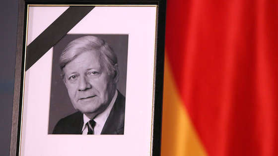 Am 10. November 2015 verstarb mit Helmut Schmidt einer der wichtigsten deutschen Politiker, ein Staatsmann, der die Beschreibung "moralische Instanz" tatsächlich verdiente. Hier ein paar seiner bekanntesten Zitate! 