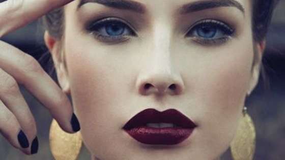 Ah Autumn, crunchy leaves and new Fall-styled outfits. It's also a time for Fall-styled makeups. Alas, that makeup must match the outfit and that outfit must match the fall-styled makeup. That's why we created this quiz to match up your ideal Autumn outfit, with a perfect complimentary makeup!
