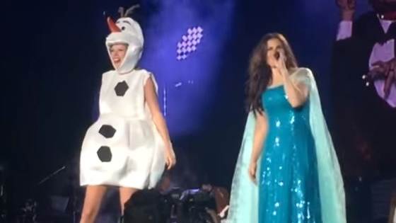 On Halloween, T Swift invited Idina Menzel up on stage and they performed an amazing rendition of 'Let It Go' from 'Frozen'