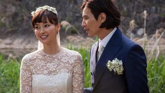 화려한 호텔 결혼식을 주로 볼 수 있었던 과거의 스타 결혼식과는 달리 최근에는 소박하지만 특별한 결혼식을 올리며 결혼 문화의 새로운 트렌드를 만들어가는 스타들이 있습니다. 돈을 들이기보다 결혼의 의미에 집중하며 실속있지만 파격적인 결혼식을 치른 스타들의 이색 결혼식을 소개합니다.