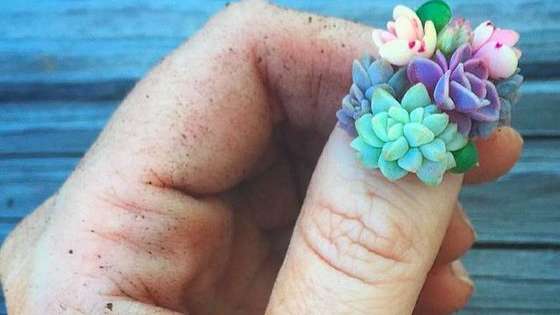 You can now have a manicure that will allow living plants to hang out on your fingertips for a while! Would you do it?