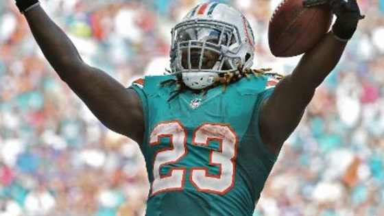 Each week Best NFL Polls asks YOU to vote for the top running back performance. Let us know which RB impressed you the most in Week 7!