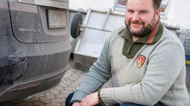 When Manfred Kick noticed another car on the autobahn swerving uncontrollably and realized the driver had lost consciousness, he crashed his own car into the other one to prevent a fatal accident. Find out more here!