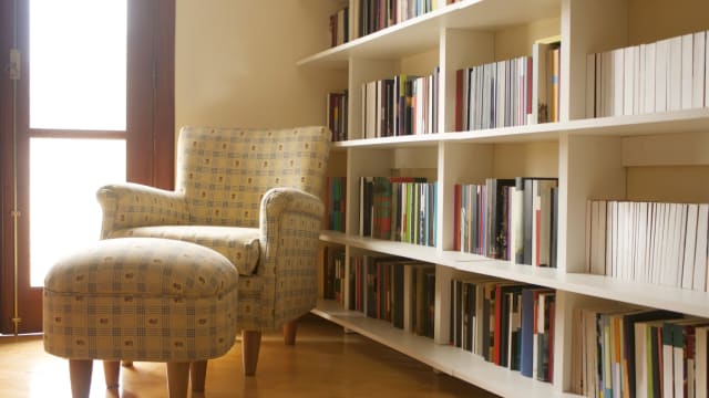 There's nothing like building your own furniture to make it really feel like home. But it can be a daunting task, so let's start simple. Here's how to make your very own bookshelf!
