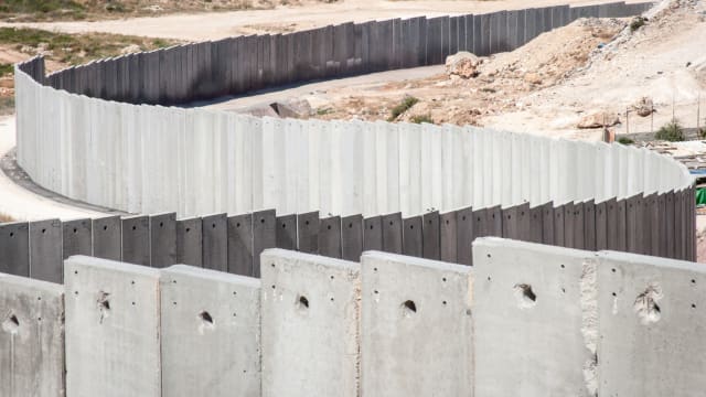 One of Trump's biggest promises was to build a border wall between the US and Mexico, citing Israel as a success story. But there's a big difference between Israel and the US' geopolitical situations.