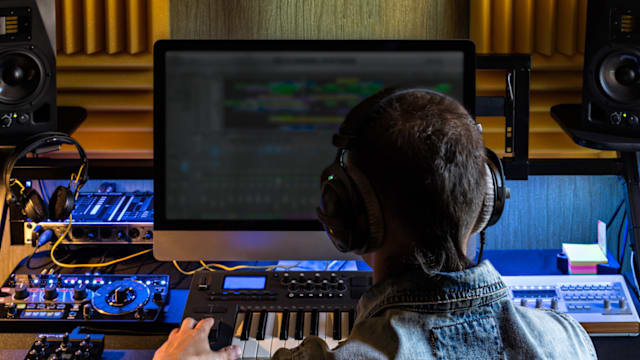 Being able to mix a track is an important skill to have as an artist. Here are a few tips which help that song go viral on SoundCloud!