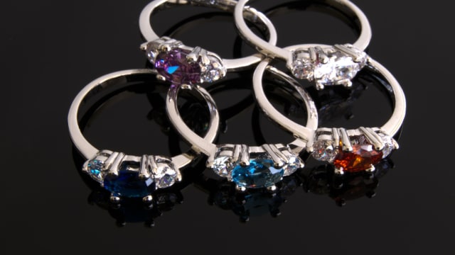 The newest trend for engagement rings in 2019 is birthstones! That's right: having those colorful gemstones in your engagement ring is totally in! Want to know more? Check it out below!