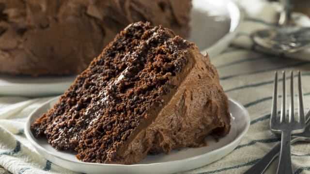 Just because you can't have sugar or gluten it doesn't mean you can't enjoy some chocolate. Have your cake and eat it too with this amazing keto chocolate cake recipe.