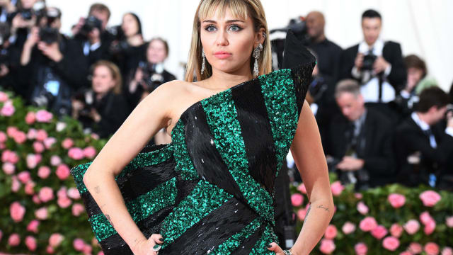Green is so in this summer! It's popping up all over the 2019 runways and even celebrities are getting in on this glamorous green trend. Here are some ways you can show off your best Emerald city look!