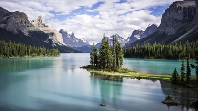 Canada is a truly amazing country. Here's five of the must-see landmarks anyone, local or tourist!