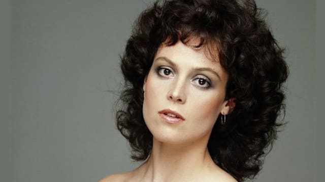 Look at this nice lady - do you remember in which shocking, gruesome film she played the loving (and sometimes deadly) mother? 