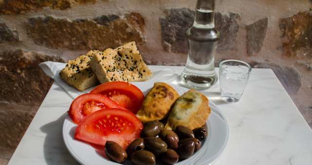 Ακούς Κρήτη και σκέφτεσαι γαμοπίλαφο; Ώρα να μας αποδείξεις πόσα ξέρεις για μία από τις νοστιμότερες τοπικές κουζίνες της χώρας μας, απαντώντας σε 10 ερωτήσεις που μόνο ένας γνήσιος «σύντεκνος» θα ήξερε.