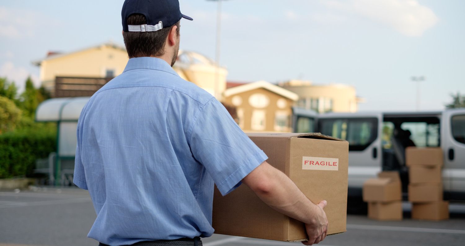 Мужчина с пакетом бизнес. Коробки доставка. Отгрузка вектор. Курьер с коробками рисунок. The boxes by a courier to deliver.