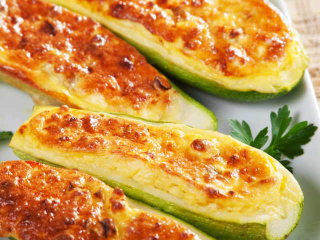 Consumir esta maravillosa verdura en nuestra dieta nos ayudará a bajar y a eliminar el nivel alto de colesterol en nuestro sistema.Muchos estudios han declarado que la fibra dietética que contiene el calabacín ayuda a reducir los niveles de colesterol y que también, sus altos niveles de vitaminas también contribuyen a la disminución del riesgo de la aterosclerosis.