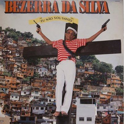 Bicho, o que falar dessa capa animal?! A capa mais periferia de todas, com certeza! O engraçado é que Bezerra da SIlva, após chegar ao Rio de Janeiro e passar fome como mendigo nas ruas da cidade e ser resgatado por um pai de santo da Umbanda, foi para a Igreja Evangélica. Passou a fazer música para não passar fome, e é lembrado como o embaixador do morro - apesar de ser desprezado pela crítica. Um verdadeiro marginal, malandro do Rio. A capa exala isso. Mais carioca e malandra impossível.Em contradição a tudo isso, a família de Bezerra da Silva, resolveu processar a gravadora EMI, por conta da foto do álbum "Marcelo D2 canta Bezerra da Silva", que reproduz a imagem da capa. No entanto, o processo é por "uso indevido da imagem do cantor" que aparece na TATUAGEM DO BRAÇO ESQUERDO de D2, fã confesso de Bezerra da Silva. Absurdo né?! Pois é, a família do falecido sambista ganhou o processo.