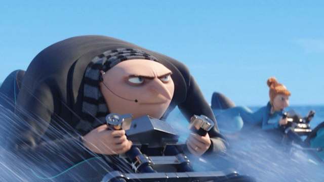 Früh im Film gehen Gru und Lucy mit den Minions auf Tauchfahrt. Dabei räumen sie gemeinerweise zwei Clownfische beiseite, die garantiert nicht zufällig so aussehen wie Nemo und sein Vater Marlin aus Pixars Megahit „Findet Nemo“.