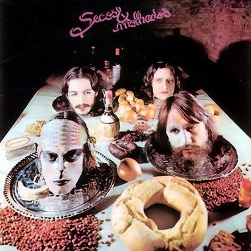 Essa sem dúvida é uma das grandes capas nacionais - E que também aparece, injustamente, em listas de "piores" capas. Imortalizada por Ney Matogrosso & cia na foto de Antônio Carlos Rodrigues, é interpretada por muitos como “o deleite gastronômico servido aos ouvintes”. Premiada e presente em exposições mundo afora, marca a nova fase da música brasileira, executada de maneira mais pesada e mesclada à diversos ritmos como o rock progressivo e psicodélico - fora a vibe Glam Rock de Matogrosso. Um clássico dos tempos da ditadura!!