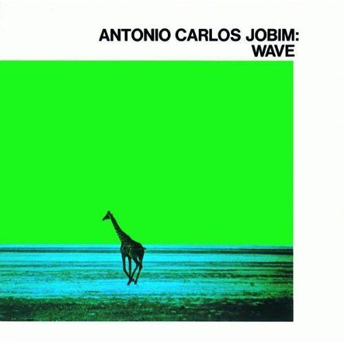 O peso do nome Tom Jobim, em qualquer lista que seja, tem um caráter gigantesco por sua importância história. Mas aqui, a capa aparentemente simples e tranquila, como é o tom do disco, gravado em Los Angeles enquanto esperava para gravar um dueto com Frank Sinatra, Jobim estava em apartamento alugado e as músicas foram surgindo conforme a saudade do Rio ia batendo. Daí então surgiu esse encontro entre a bossa-nova e o Jazz. Será que a girafa meio desengonçada e solitária na capa do disco remete a um Tom Jobim solitário nos EUA, pensando em como as coisas estariam acontecendo no Brasil?