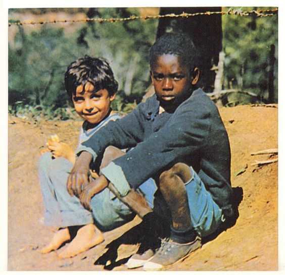 Esta bela capa, escolhida pelo próprio Milton Nascimento, dos dois meninos Cacau e Tonho - Que parece ser uma alusão aos artistas do disco, Milton Nascimento e Lô Borges - trás uma atmosfera que permeia o clássico disco. Dois meninos, fazendo música com uma sonoridade inovadora, livre, cheia de esperança. Quando você verifica os comentários do site gringo da Amazon de quem comprou este disco, é normal ver comentários como: "Este disco salvou a minha vida". É uma daquelas capas que dá vontade de emoldurar e ter em casa, olhando ela na parede e ouvindo este disco sensacional.