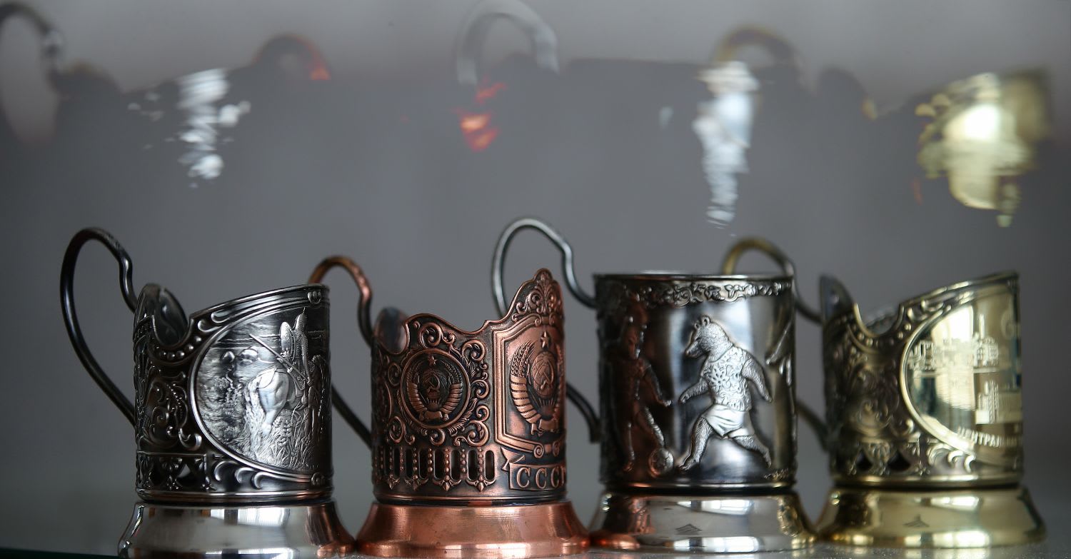 mishka na podstakannike chto obshego u