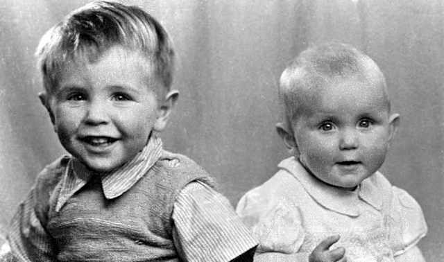 Stephen y su hermana Philippa