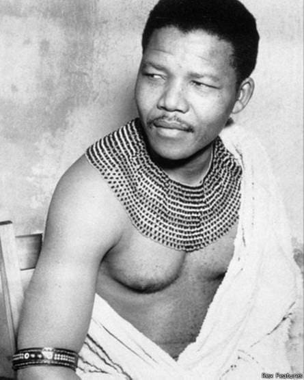 Como líder, Mandela tenía una naturaleza incluyente. Su niñez en la zona rural de Cabo del Este, observando cómo los líderes tribales atendían los problemas de la comunidad, le inculcaron un sentido de acuerdos para abordar la política.En prisión y durante su presidencia, Mandela se aseguró de que negros y blancos, xhosa y zulus, ingleses y africanos, comunistas y capitalistas, tuvieran acceso y representación equitativa.Para Mandela, la inclusión de un amplio de grupo de personas en la toma de decisiones era la forma más pura de democracia.