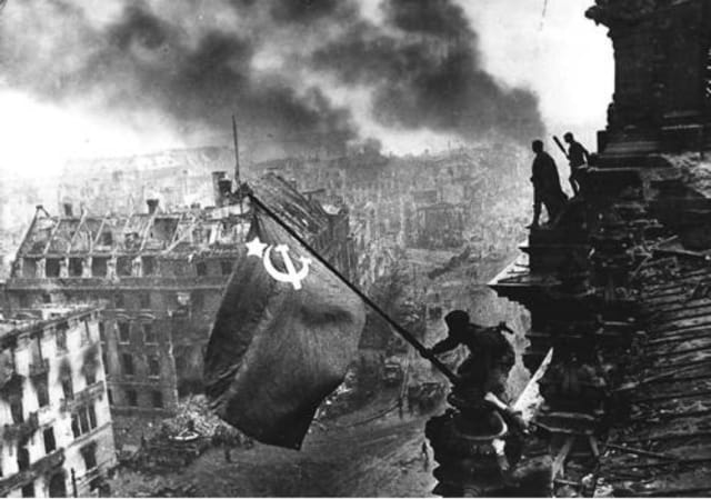 A capitulação alemã ocorreu dias após o Exército Vermelho tomar a cidade de Berlim, bastião do poder nazista, em 2 de maio de 1945.