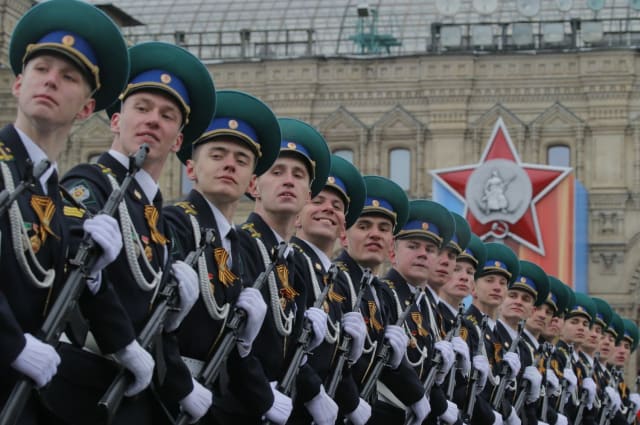 A Rússia comemora a data com uma grande parada militar.  Além disso, diferentes cidades do país acendem os Fogos Eternos em homenagem aos mortos.